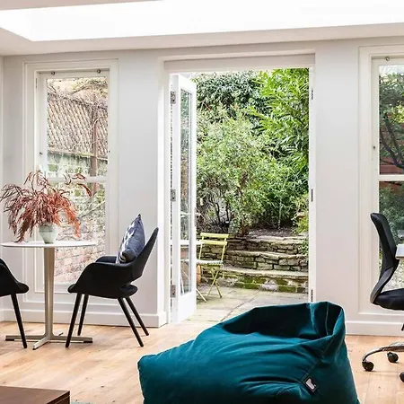 A Grand Four Bedroom Townhouse At Knightsbridge